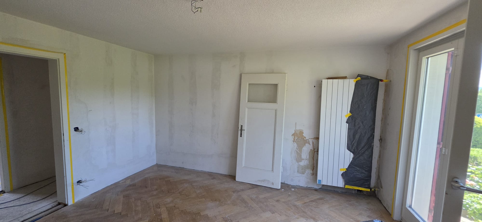 Wohnzimmer vorher – unverputzte Wand